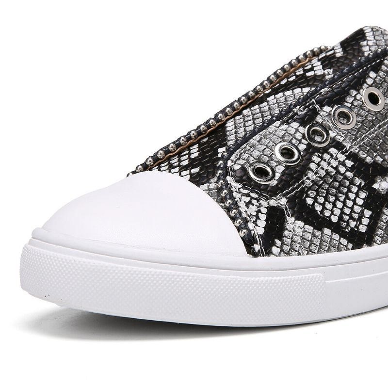 Dame Soild Color Studded Slip On Comfy Flats